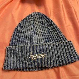 NWOT SUPREME Loose Gauge Beanie